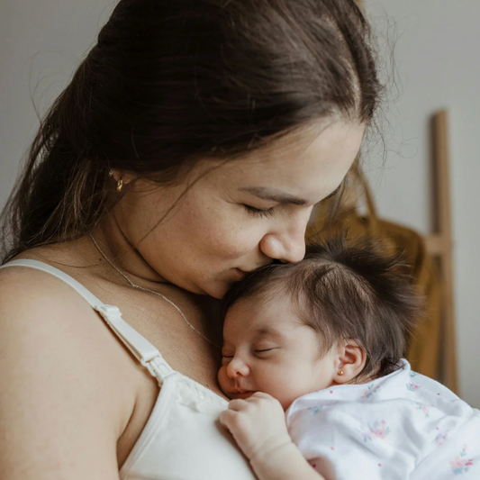 Visuel illustrant un guide de conseils bienveillants pour le post-partum, avec des produits et astuces pour vivre cette période avec sérénité et douceur, adapté aux jeunes mamans.