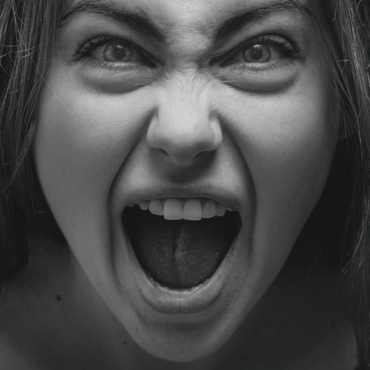 Femme en post-partum qui crie, illustrant la charge mentale et la détresse émotionnelle des jeunes mamans