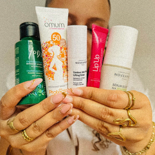 Femme enceinte appliquant une crème visage en été, routine clean et adaptée à la maternité