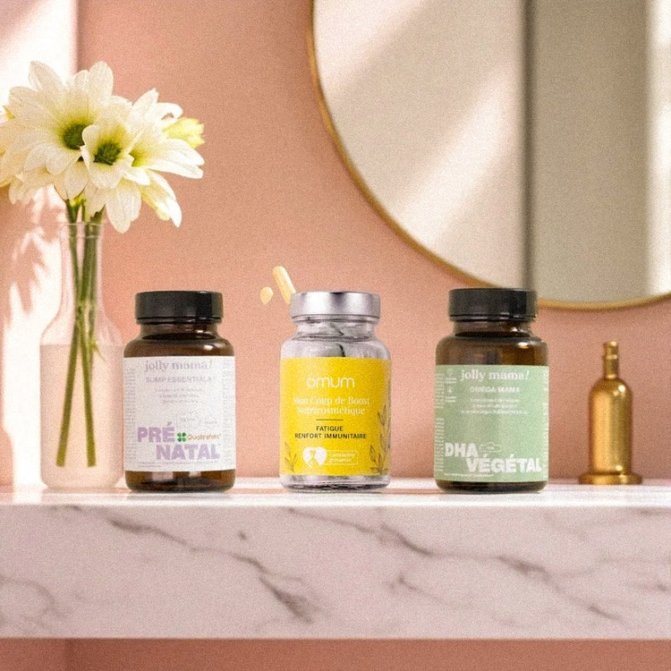 Trio de compléments alimentaires pour la grossesse posés sur une étagère : Pré-natal, DHA végétal Jolly Mama et Omum Immunité, pour lutter contre la fatigue et soutenir les défenses naturelles
