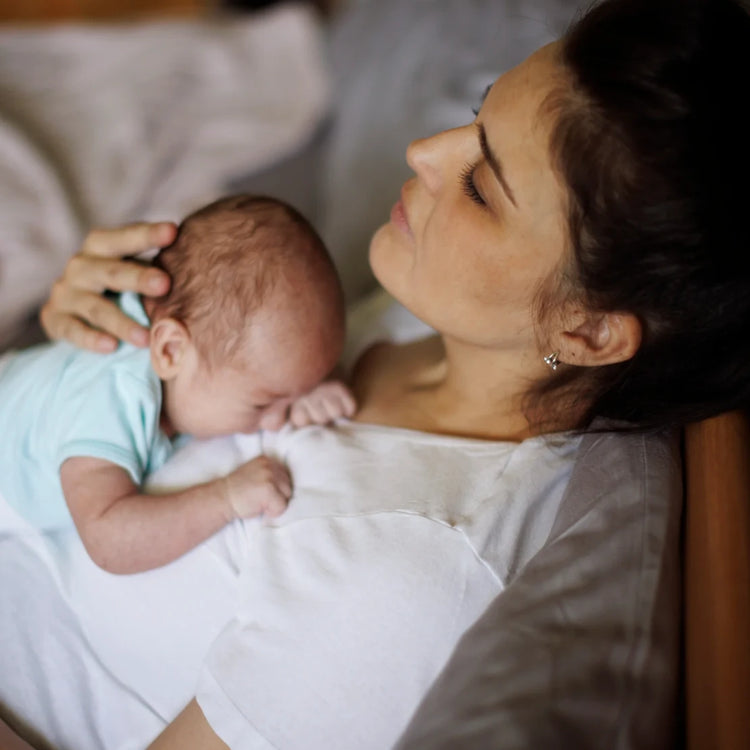 Femme en post-partum prenant soin d’elle avec des produits naturels pour retrouver de l’énergie et soulager la fatigue