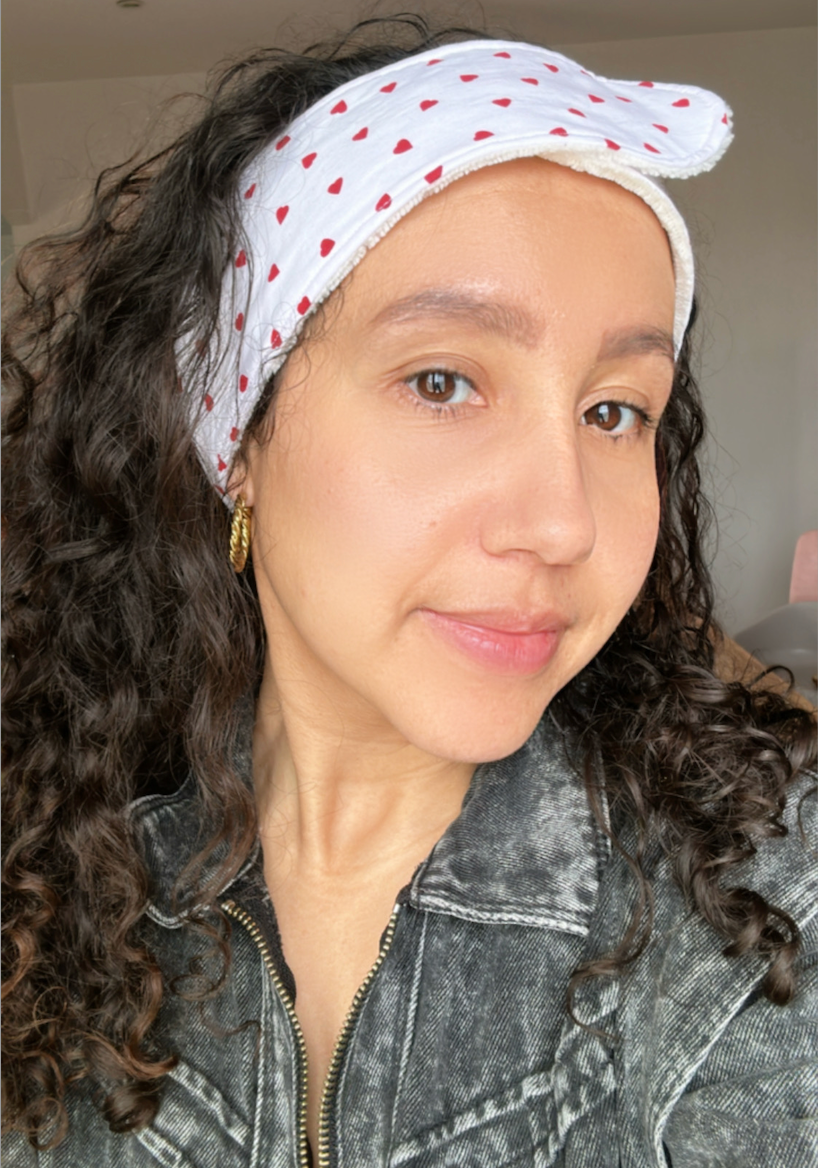 Lucie porte le bandeau de soin en forme de cœur avec motifs cœurs rouges, idéal pour la routine beauté et les soins du visage.