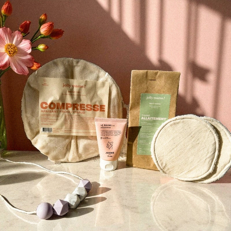une box composée d'une tisane allaitement, une compresse pour les douleurs, des coussinets d'allaitement, un baume mamelon et une collier d'allaitement