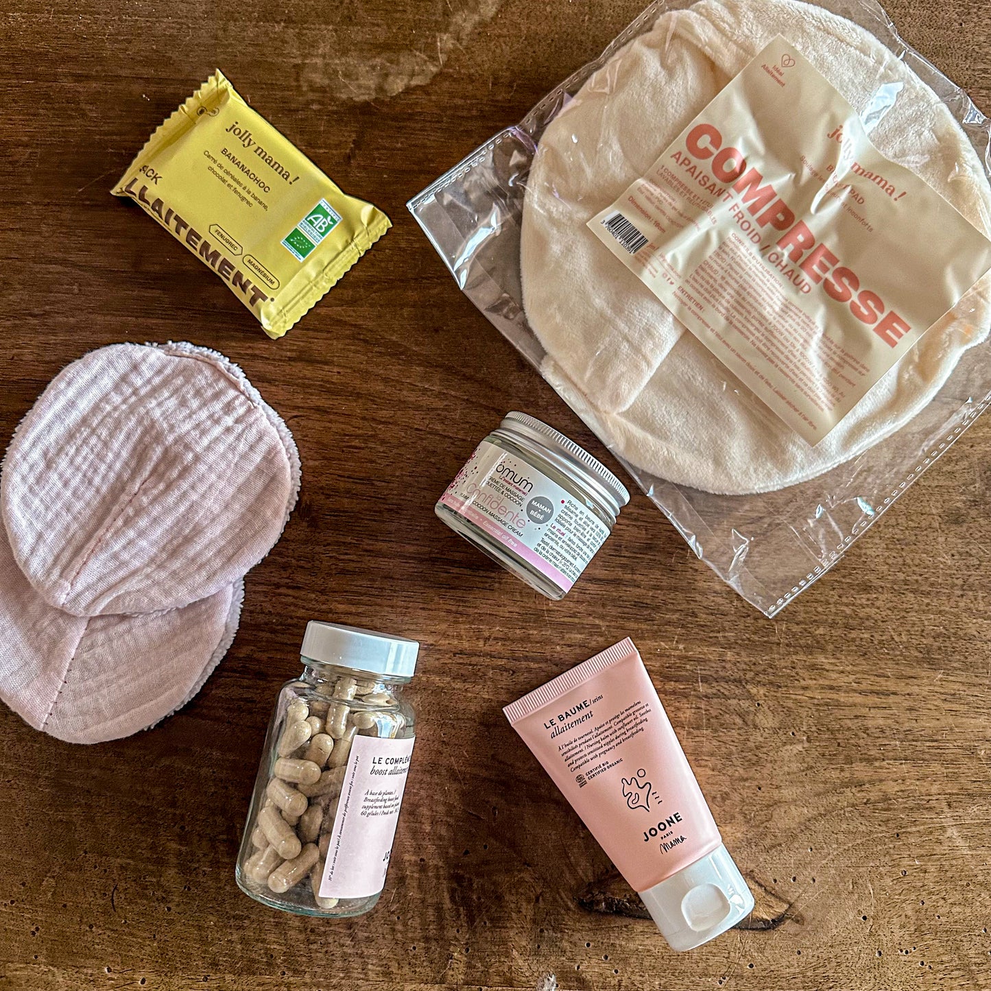 de la Box d’Allaitement - Bienfaits Complets, contenant des compresses apaisantes, un baume nourrissant, des collations adaptées et des soins naturels, disposés avec élégance dans un coffret cadeau. Un indispensable pour le bien-être des mamans allaitantes.