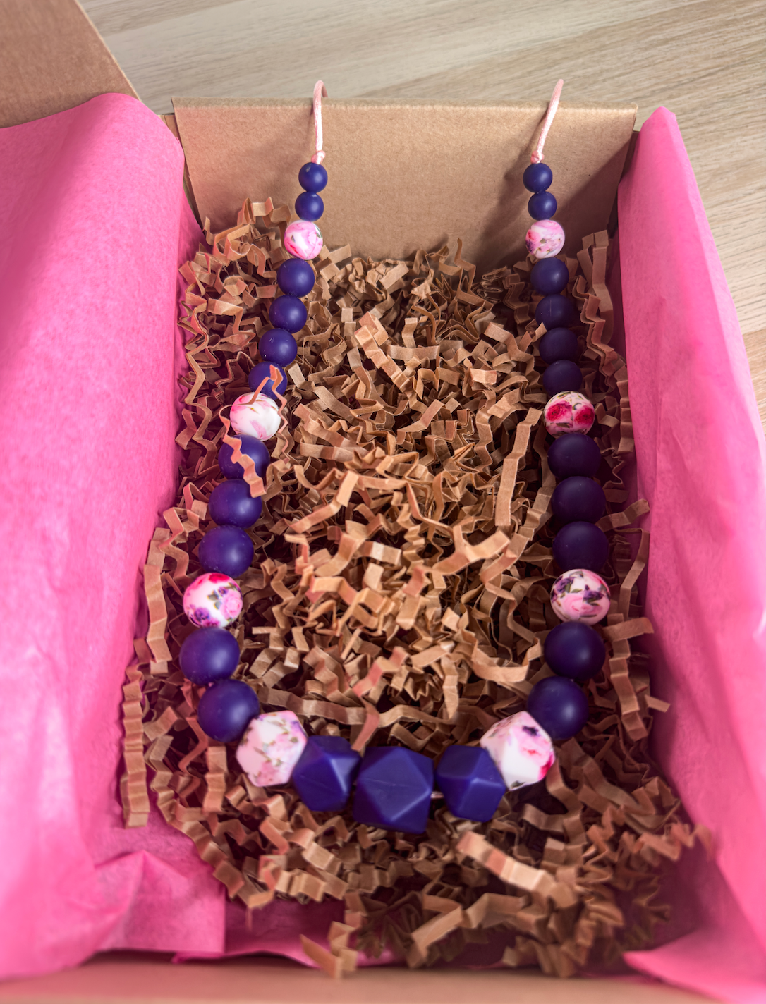 Collier en silicone alimentaire bleu foncé et marbré, parfait pour éveiller bébé tout en restant chic.