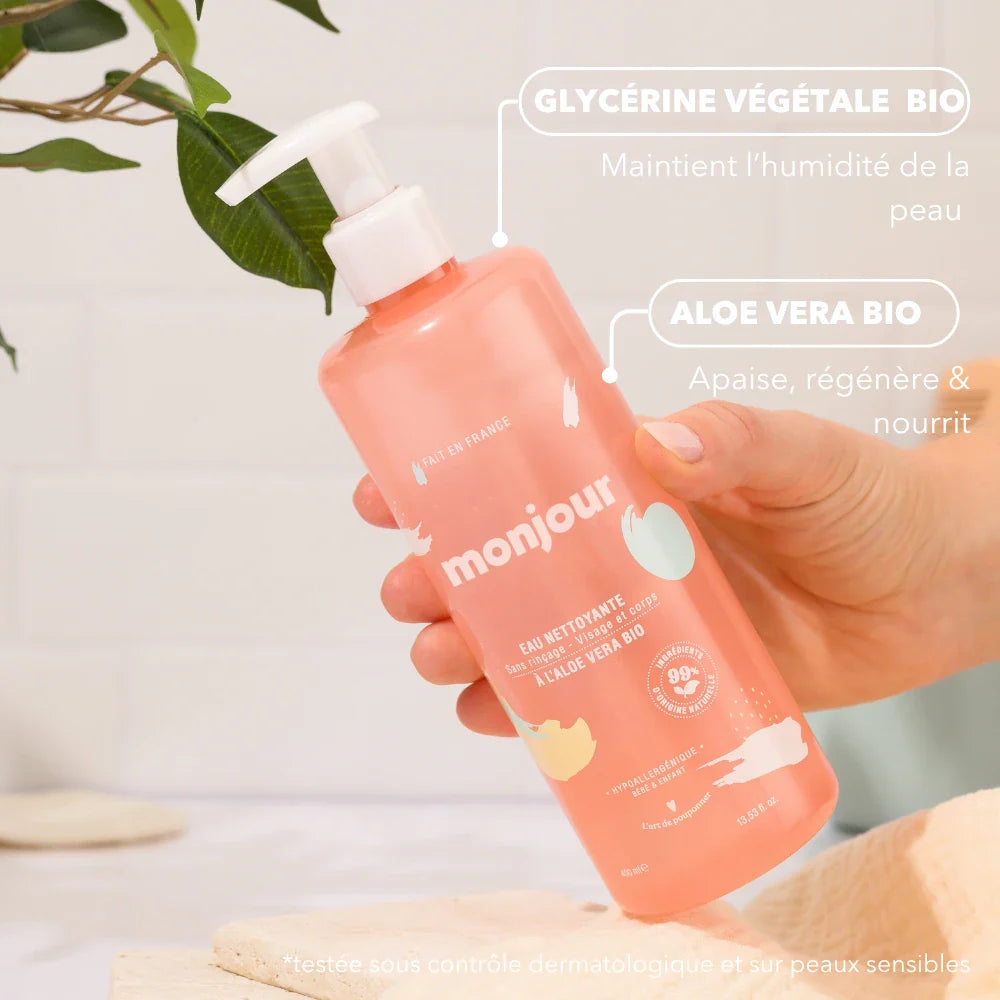 Main tenant un flacon d’eau nettoyante Monjour avec mise en avant des ingrédients clés : aloe vera bio et glycérine végétale bio