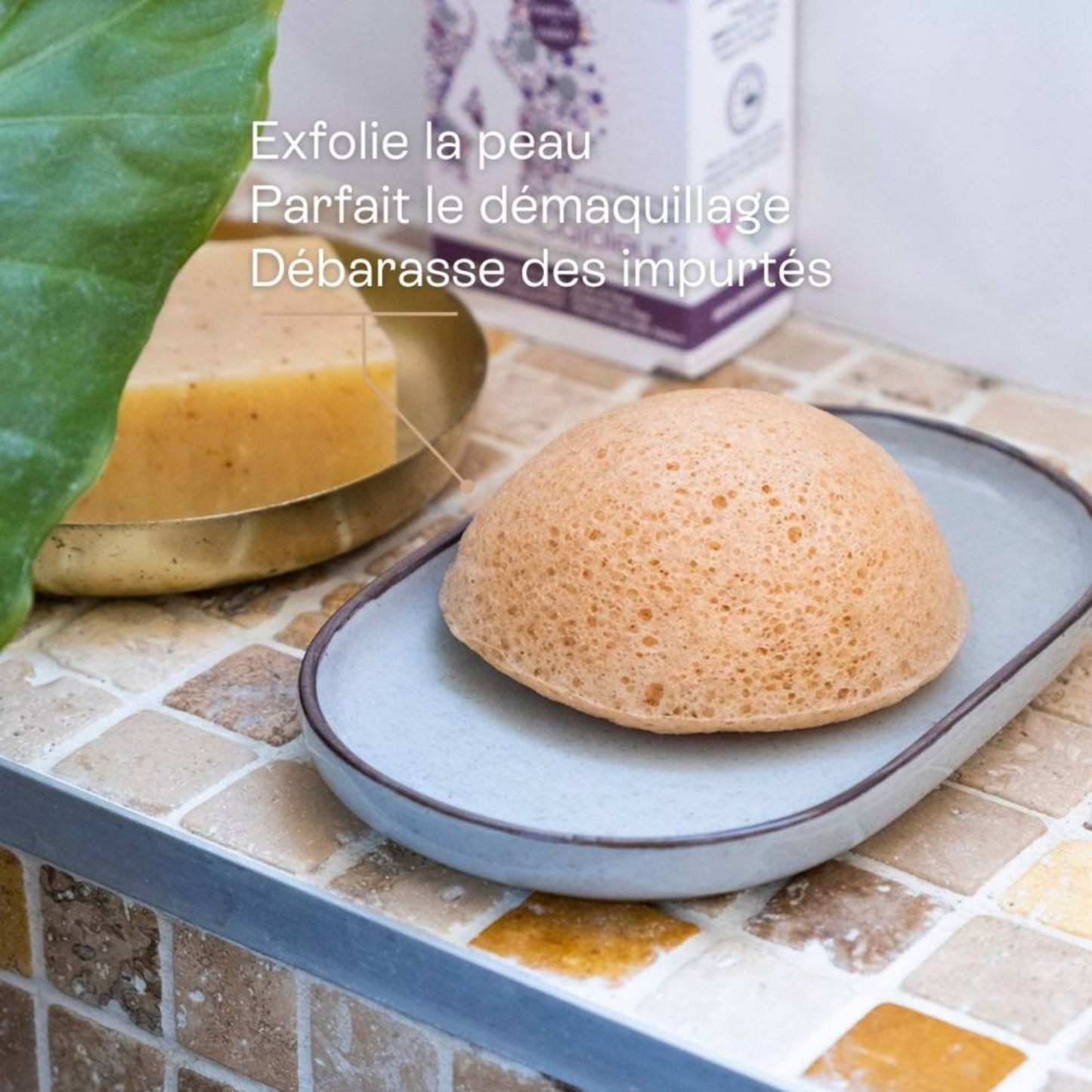 Éponge Konjac visage 100 % naturelle d’Omum, idéale pour un nettoyage doux et écologique.
