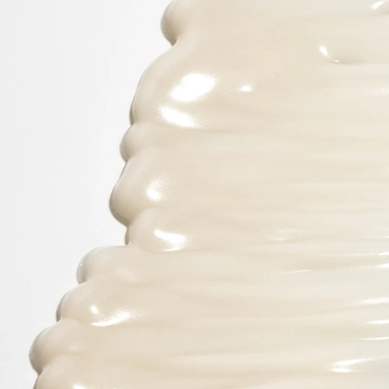 Gros plan sur la texture fluide du soin anti-imperfections Novexpert