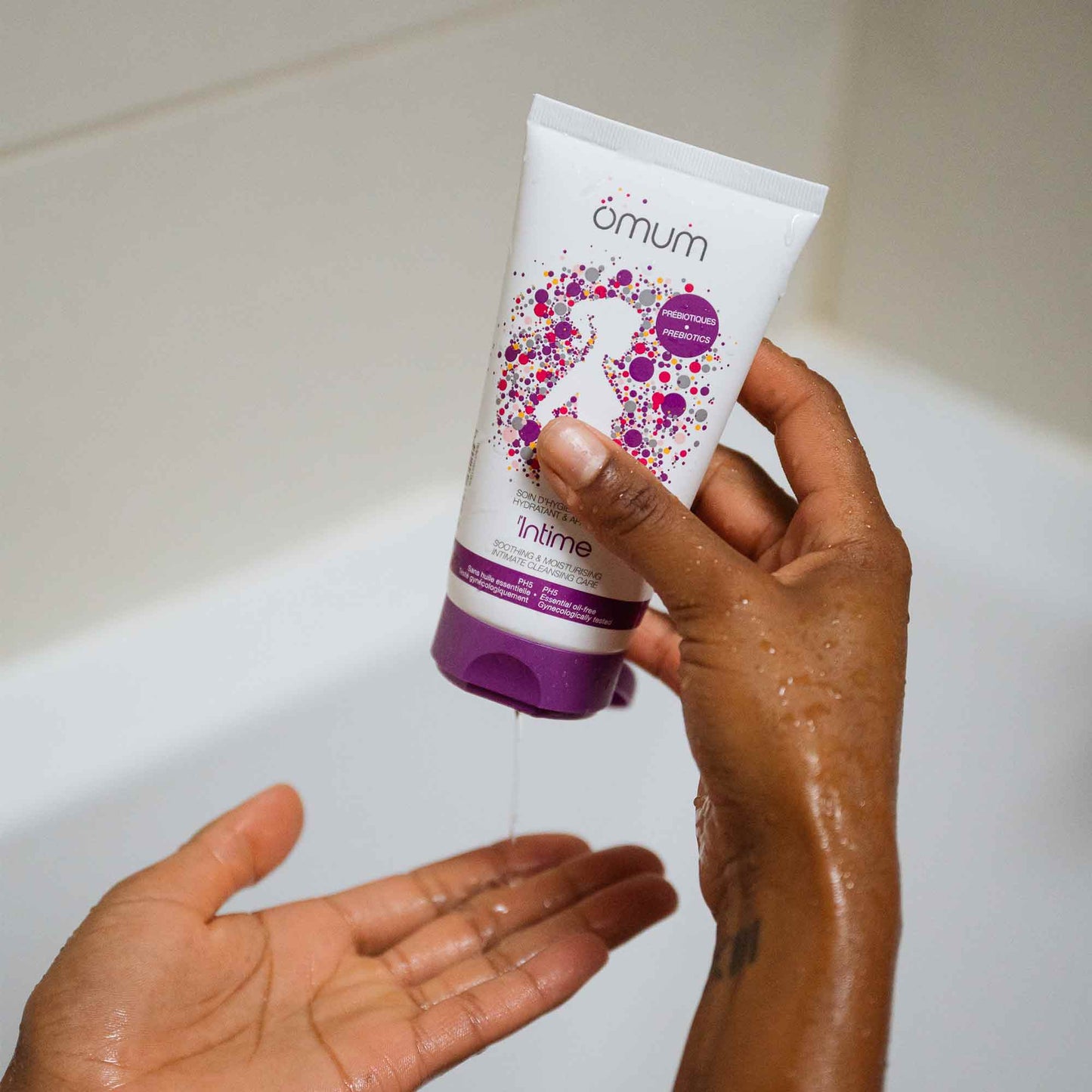Gel intime Omum utilisé lors de la toilette, texture douce qui nettoie et apaise la zone intime sans agresser.