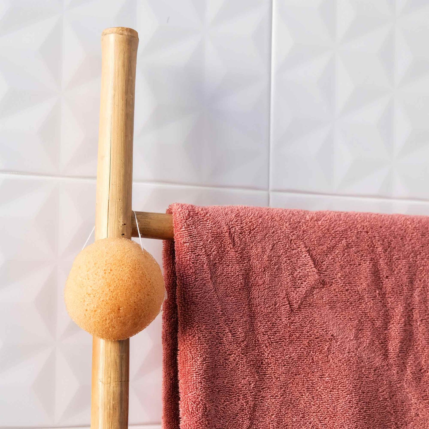 Éponge Konjac Omum posée avec des soins naturels pour une routine beauté complète et respectueuse de la peau.