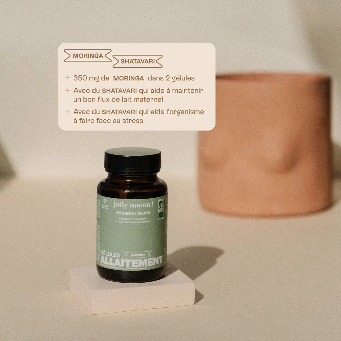 Gros plan gélules et plantes moringa/shatavari; formule 100% bio et vegan pour accompagner le flux de lait maternel.
