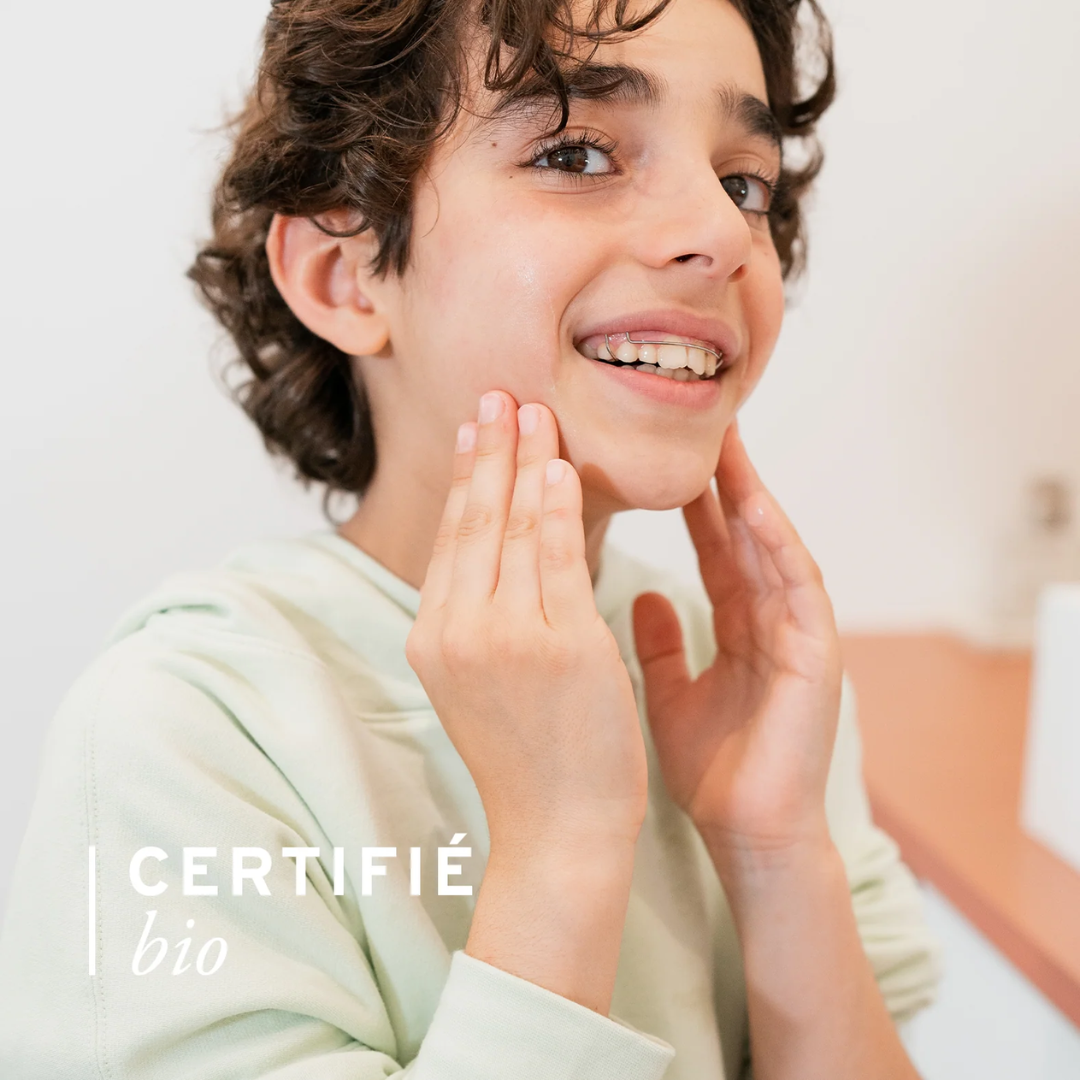 Application crème visage ado Joone, soin hydratant bio pour peau douce