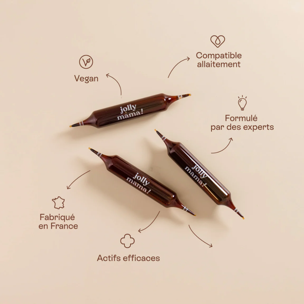 Jeune maman diluant une ampoule dans un verre d’eau, début de journée en douceur avec un complément compatible allaitement pour un post-partum plus serein.