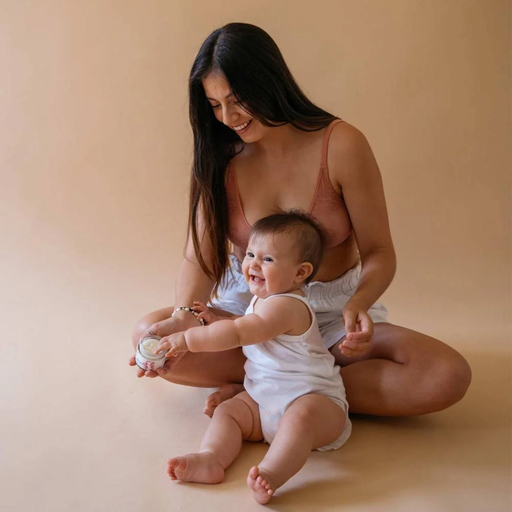 Massage doux et apaisant post-partum avec la crème La Confidente