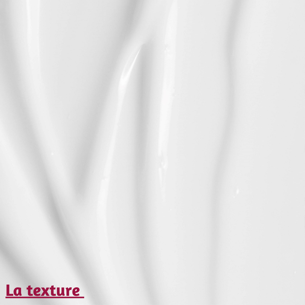 Texture crémeuse et légère de Mon Baume Douceur d'Omum, qui pénètre facilement et hydrate les cheveux tout en facilitant le démêlage