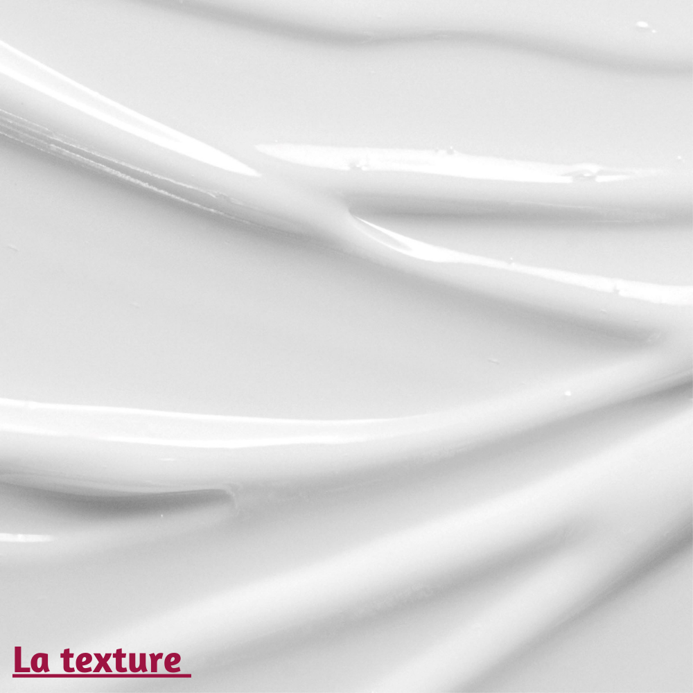 Texture du lait Le Bienfaiteur d'Omum, crémeuse et légère, qui pénètre rapidement dans la peau, offrant une hydratation intense sans laisser de film gras.