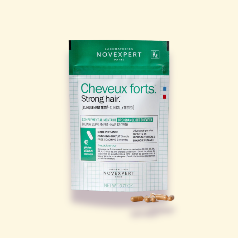 Sachet du Complément Alimentaire Cheveux Forts de Novexpert avec capsules sur fond clair.