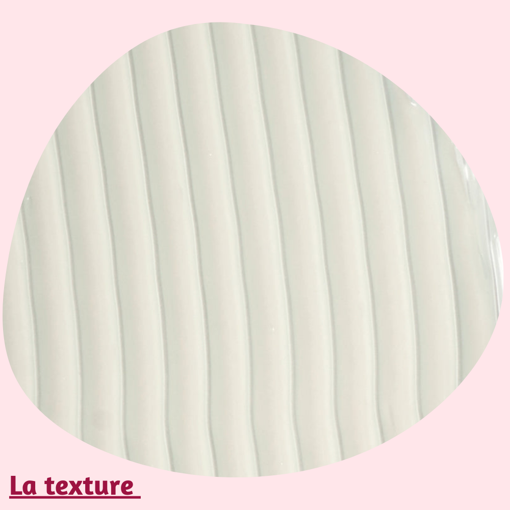 Texture de la Crème Douceur Hydro-Biotique, lisse et légère, idéale pour hydrater la peau sensible.