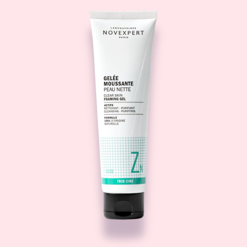 Tube de Gelée Moussante Peau Nette de Novexpert sur fond rose