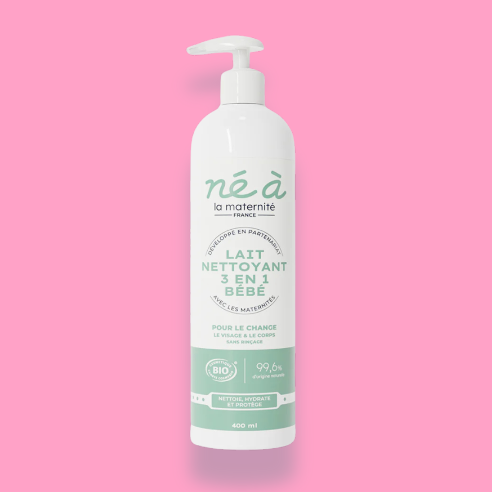 Flacon de lait nettoyant 3 en 1 Bébé de la marque Né à la Maternité, 400 ml, formulé pour le change, le visage et le corps.
