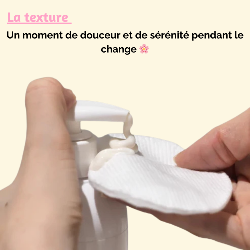 Démonstration de la texture du lait nettoyant 3 en 1 de Né à la Maternité, illustrant un moment de douceur pendant le change.