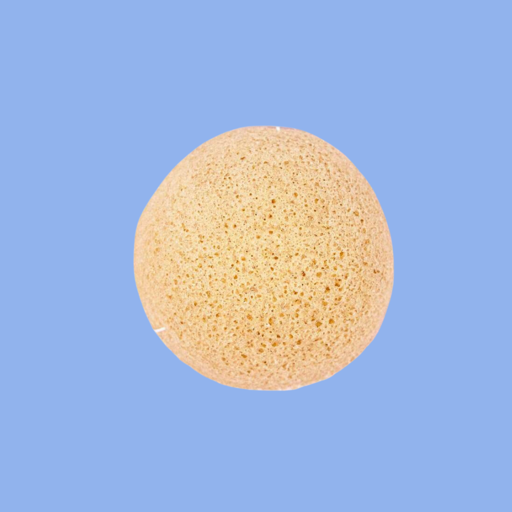 Éponge Konjac visage 100 % naturelle d’Omum, idéale pour un nettoyage doux et écologique.