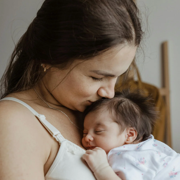 Visuel illustrant un guide de conseils bienveillants pour le post-partum, avec des produits et astuces pour vivre cette période avec sérénité et douceur, adapté aux jeunes mamans.