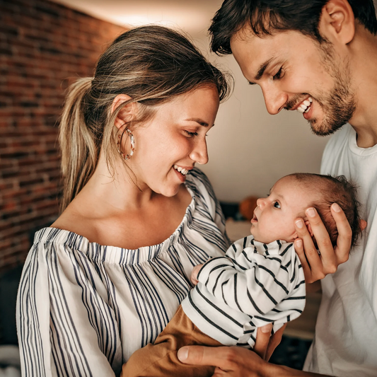 Parent et bébé en vacances, moment de découverte et de partage en famille, création de souvenirs, lien renforcé, bienfaits sensoriels pour le développement de bébé.