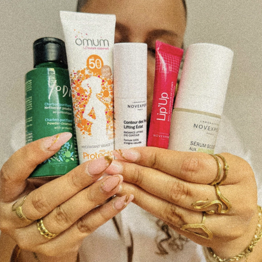 Femme enceinte appliquant une crème visage en été, routine clean et adaptée à la maternité