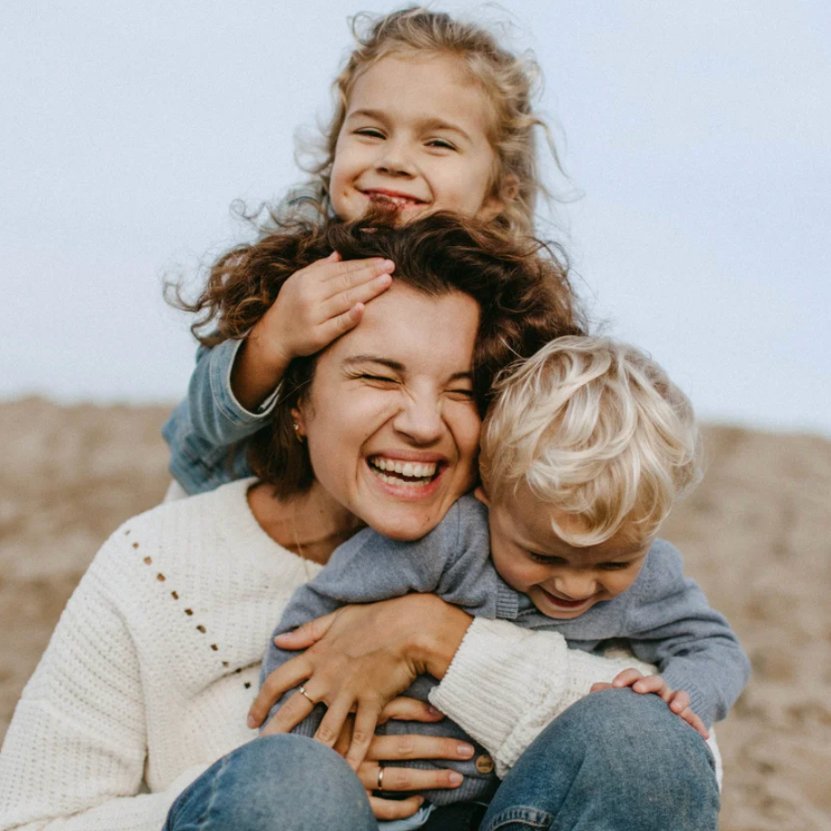 Une maman et son enfant marchant main dans la main dans un lieu public accueillant