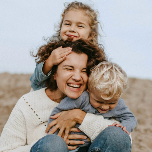 Une maman et son enfant marchant main dans la main dans un lieu public accueillant