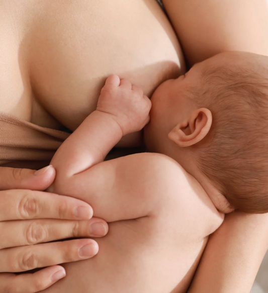 Maman qui allaite son nouveau-né en peau à peau, illustrant les bienfaits de l’allaitement sur le lien d’attachement et l’immunité du bébé.