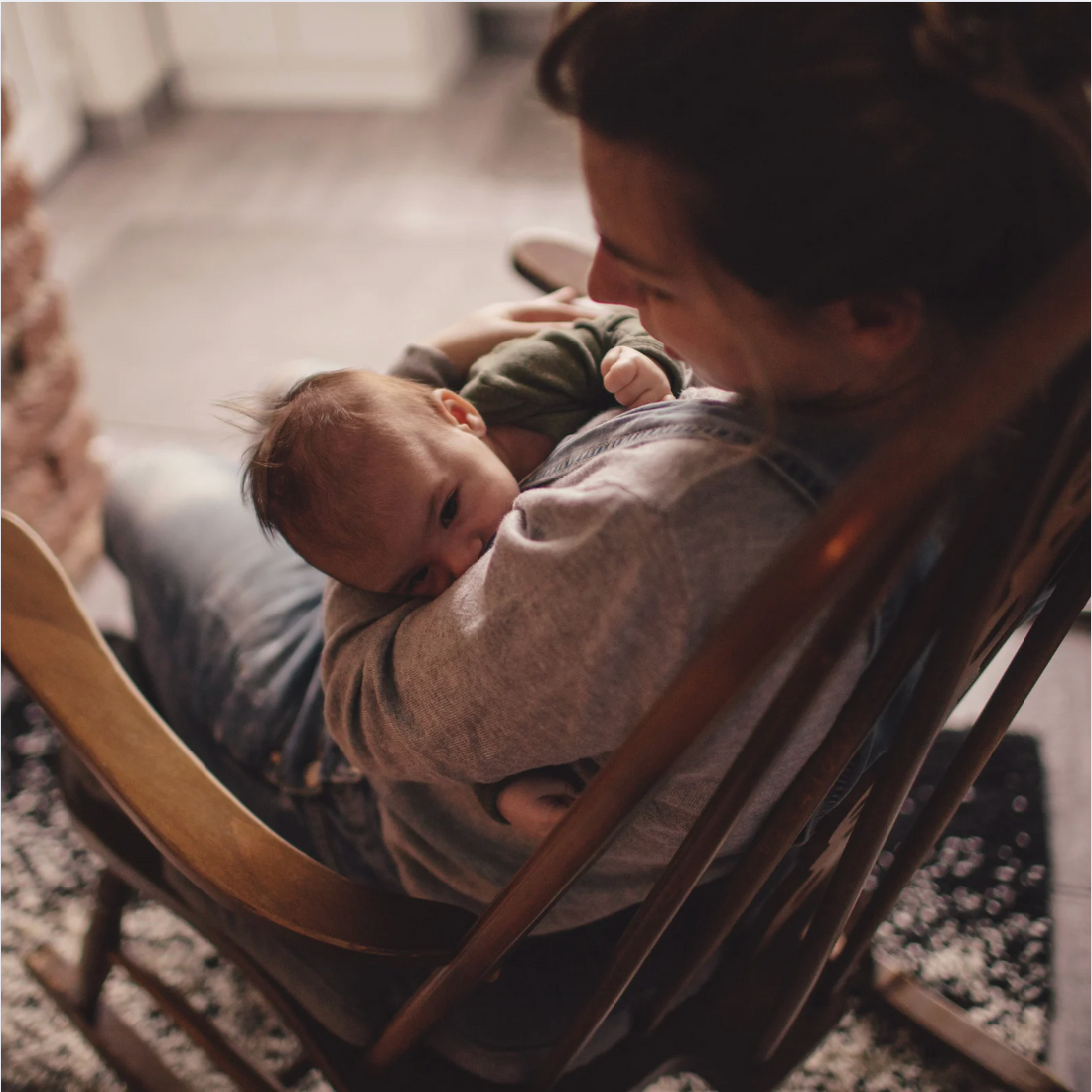 Femme enceinte appliquant un soin maternité compatible grossesse et allaitement, dans une démarche de bien-être et de protection.