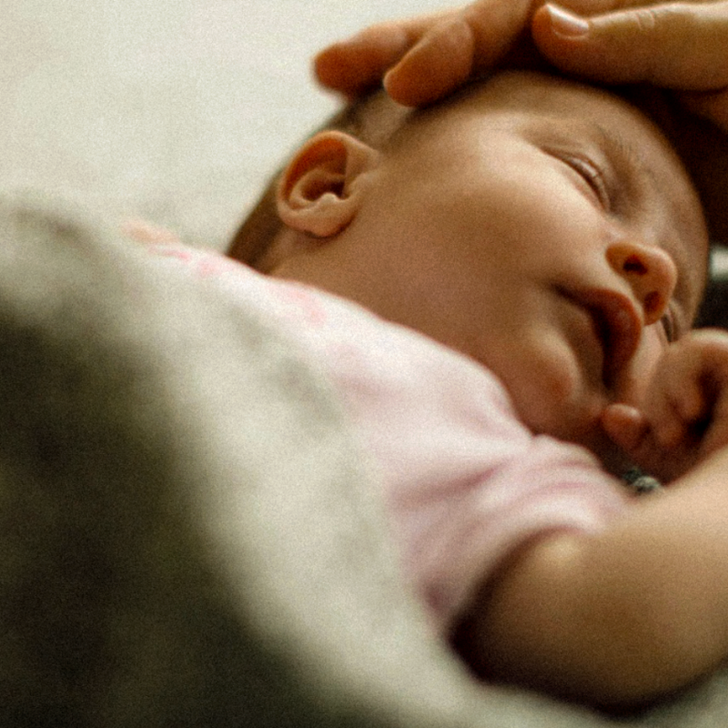 Bébé allongé, peau sensible protégée par des soins doux et adaptés dès la naissance.