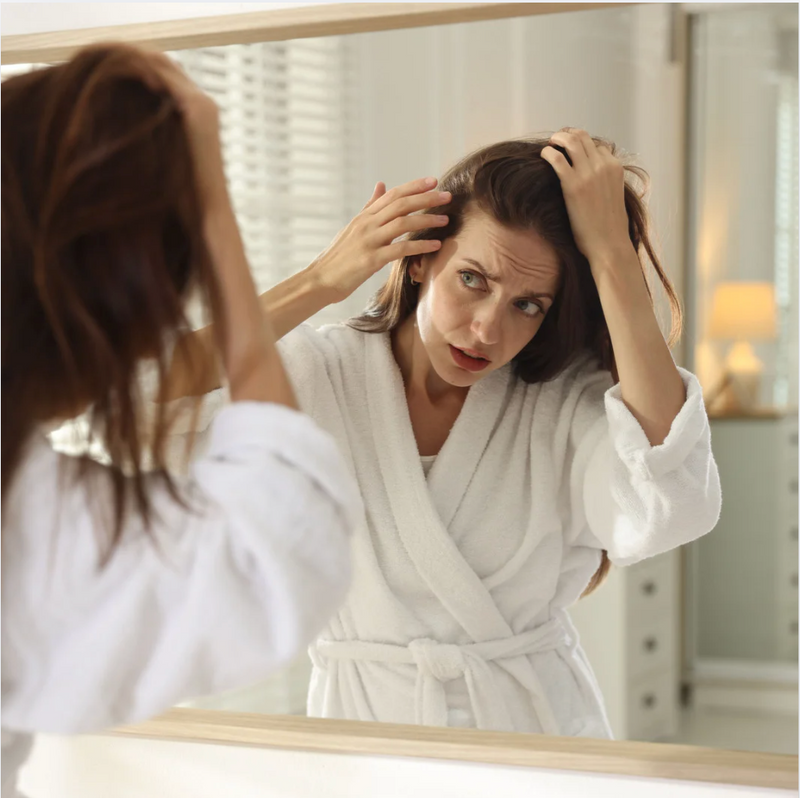 Chute de cheveux post-partum : combien de temps dure-t-elle et comment la réduire naturellement ?