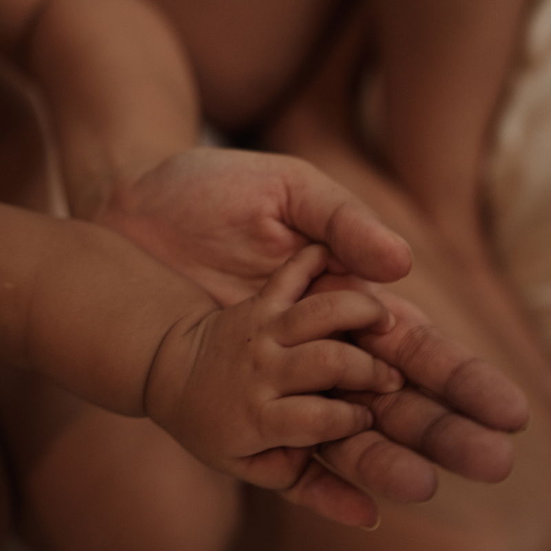 maman en post partum avec son bébé quelques semaines après accouchement