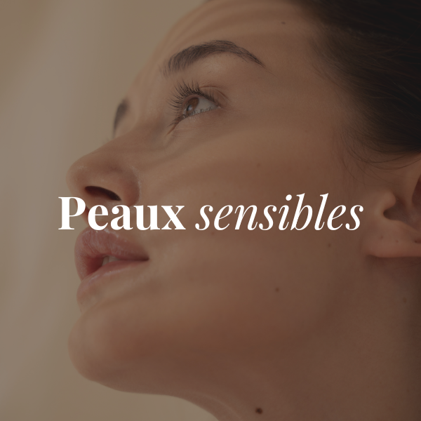 Femme prenant soin de sa peau sensible avec des soins visage naturels pendant la grossesse et le post-partum