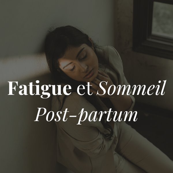 Maman en post-partum prenant soin d’elle avec un complément naturel pour soutenir la fatigue et le sommeil après l’accouchement