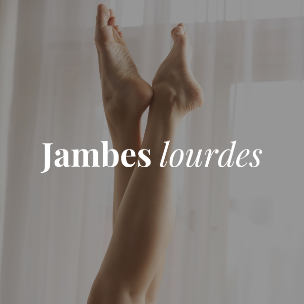 Box jambes légères avec NutriShot Jolly Mama et gel bio Omum Envolée posés sur une étagère rose, accompagnés de fleurs, pour soulager naturellement les jambes lourdes pendant la grossesse et le post-partum
