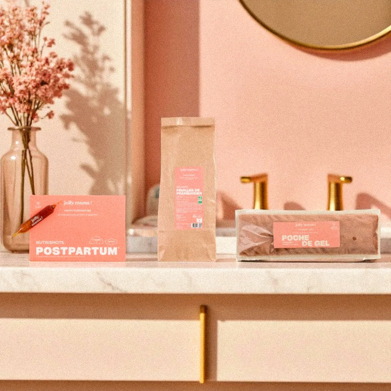 Compléments et soins maternité pour se préparer sereinement à l’accouchement, sur fond de salle de bain chic aux nuances chaudes et apaisantes.