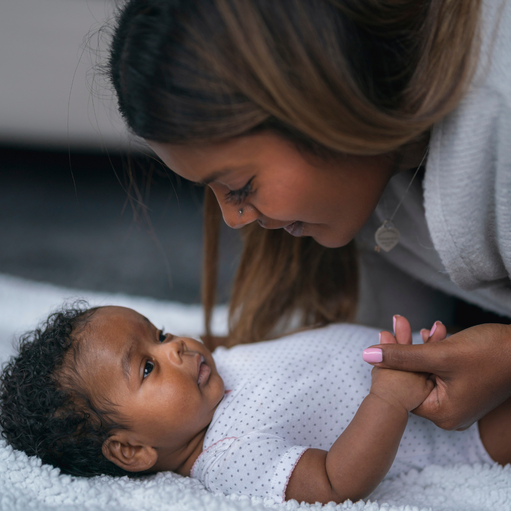 Maman en post-partum fatiguée prenant un moment pour se reposer et soutenir sa récupération après l’accouchement