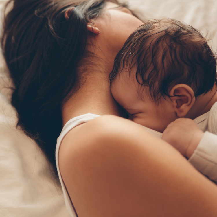 Maman en post-partum prenant un moment pour apaiser son moral et alléger la charge mentale