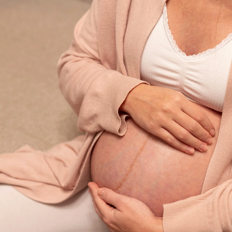 Compléments et soins maternité pour se préparer sereinement à l’accouchement, sur fond de salle de bain chic aux nuances chaudes et apaisantes.