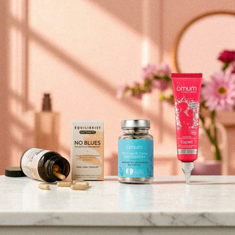 Trio de produits clean pour soutenir le post-partum, mis en scène dans une salle de bain lumineuse avec fleurs roses et détails dorés.