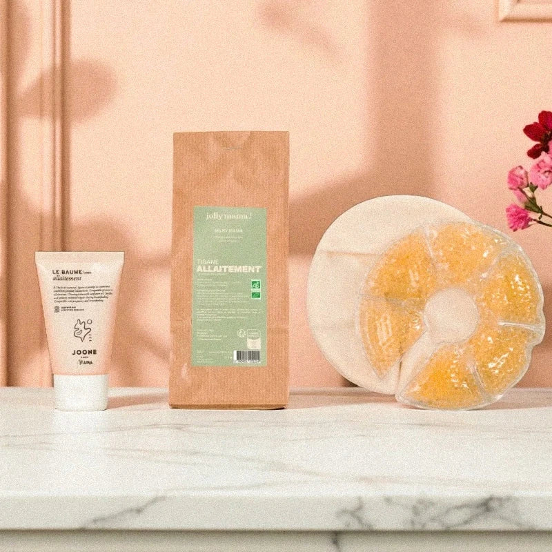 Sélection de soins clean et compléments doux pour l’allaitement, présentés dans un décor raffiné rose et doré avec lumière naturelle