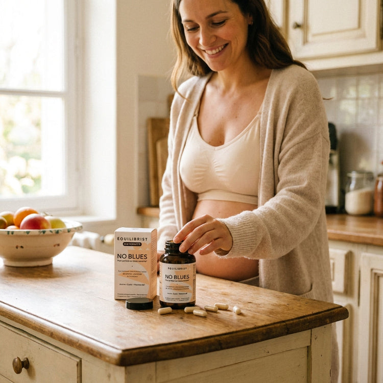 Maman en post-partum prenant soin d’elle avec un complément naturel pour soutenir la fatigue et le sommeil après l’accouchement