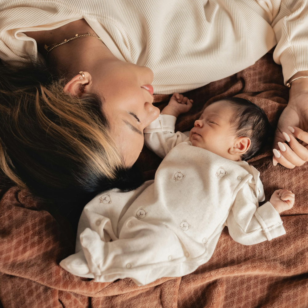 Maman en post-partum cherchant à améliorer son sommeil et à se détendre après une journée intense