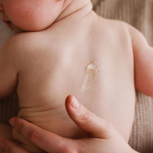 Application de la Gelée d’Huile de Massage Monjour sur la peau sensible d’un bébé