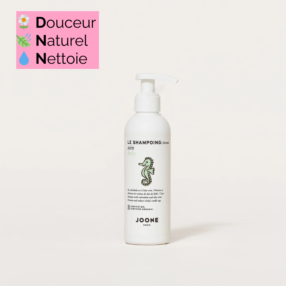 Shampoing bio Joone pour bébé avec étiquette illustrée d'un hippocampe, sur fond neutre.