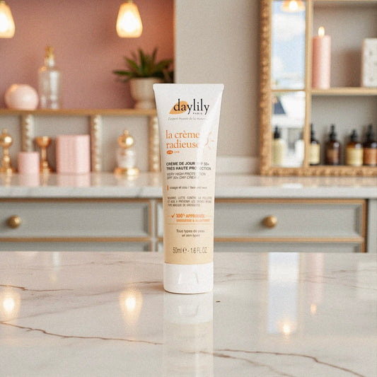 Crème solaire grossesse SPF50+ Daylily sur plan de salle de bain – protection visage compatible allaitement